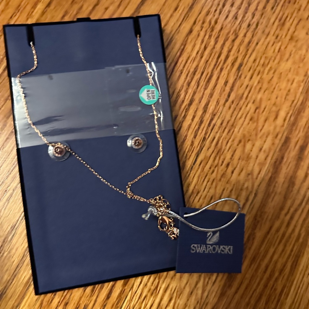 Swarovski Gold Teardrop Necklace Set (New) - Picture 4 of 4
